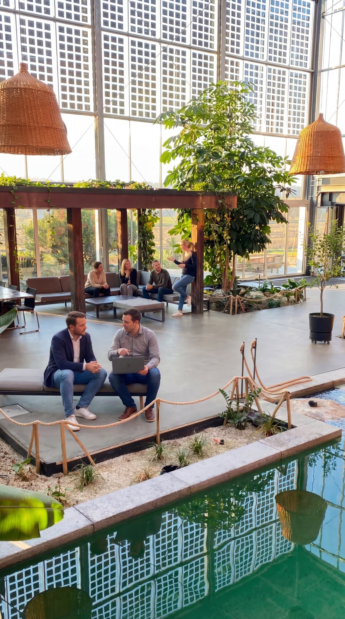 Gruppenarbeitsrunde im Innergarden Coworking Space mit natürlicher Atmosphäre