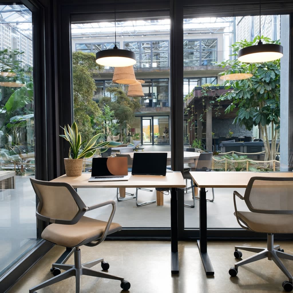 Salle d'atelier au mobilier flexible à l'Innergarden près d'Offenburg