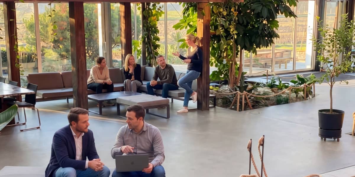 Gruppenarbeitsrunde im Innergarden Coworking Space mit natürlicher Atmosphäre