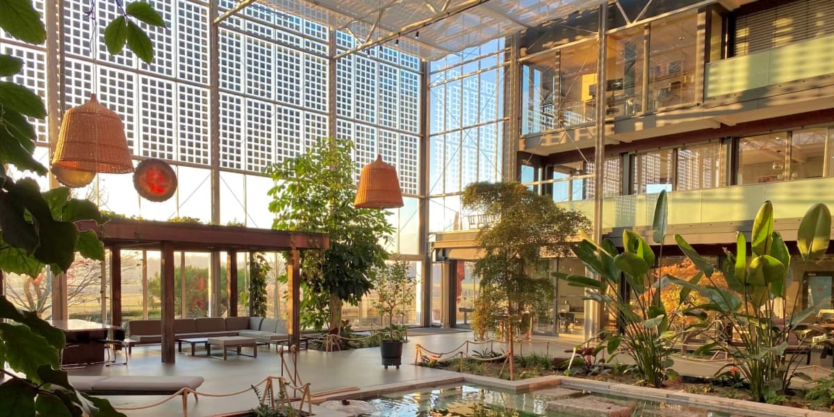 L'atrium de l'espace de coworking Innergarden avec lumière naturelle et plantes