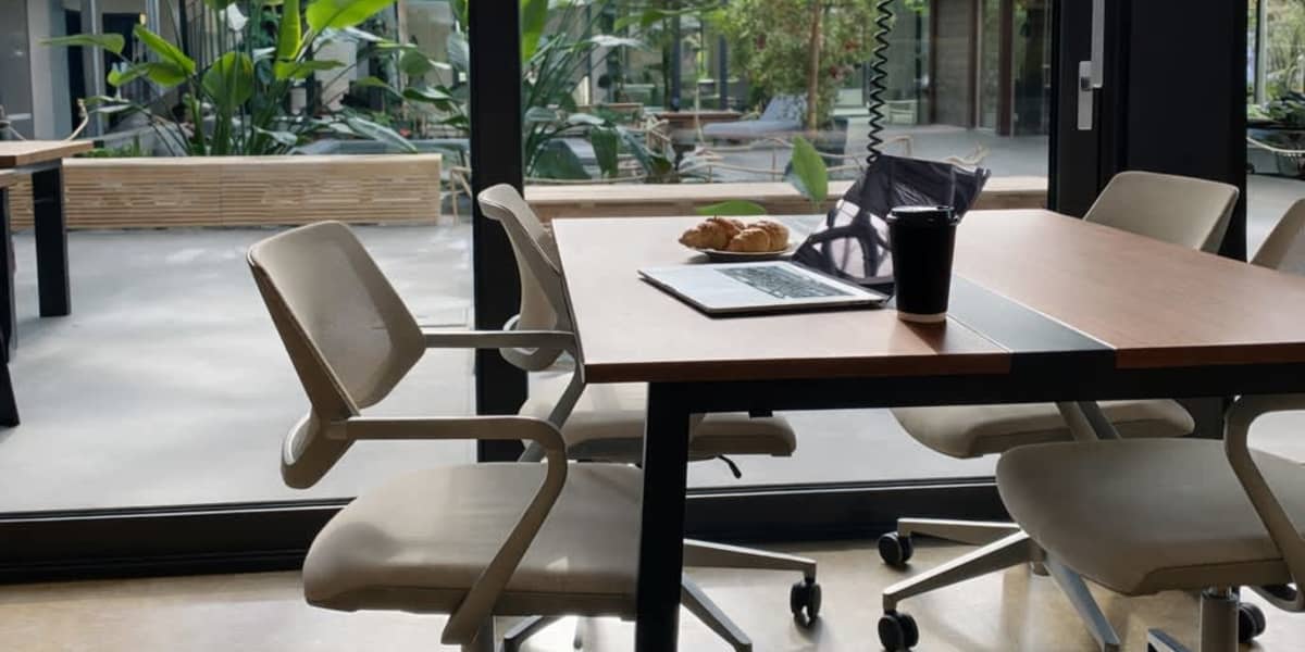 Aufgeräumter Schreibtisch im Innergarden Coworking Space Schutterwald